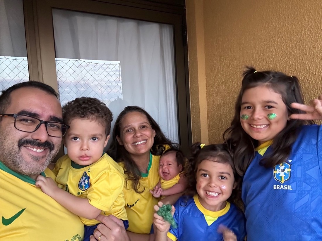 A família com camisas do Brasil, em dia de jogo